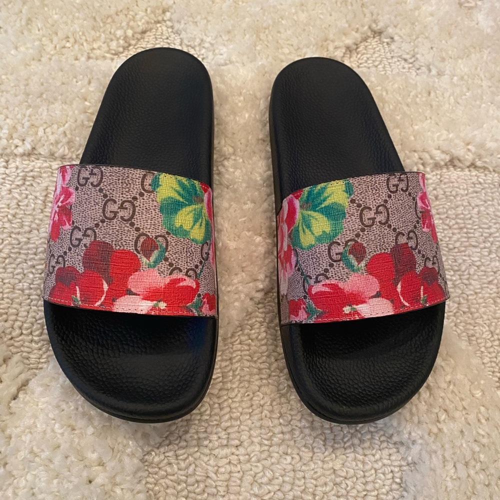 Gucci Signature Hibiscus Bloom Slides. Size 39 / Women’s size 9